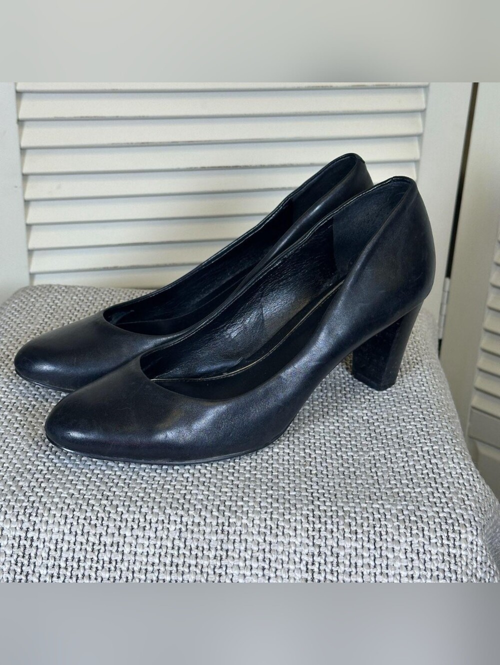 Ralph Lauren Black Leather Classic Round-Toe Heels